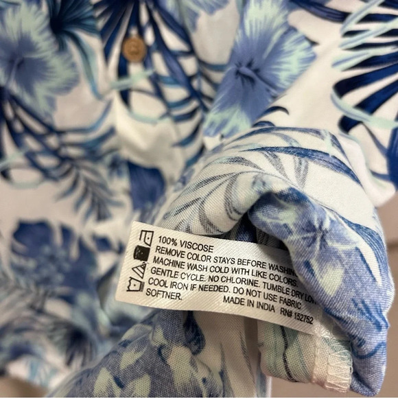 Across the Pond Blue and White Hawaiian Button Down Top Large - Picture 8 of 8